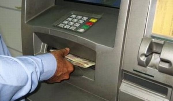 Nereguli găsite la bancomate. Două bănci din România au sesizat poliţia!