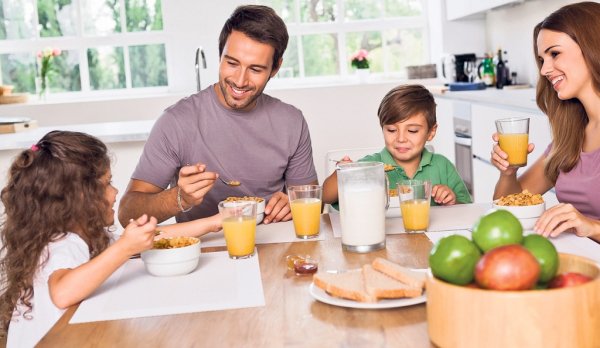 Ce mănâncă oamenii sănătoși la micul dejun?