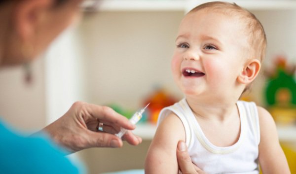 Legea vaccinării, adoptată de Senat. Amenzi uriaşe pentru părinţii care refuză vaccinarea