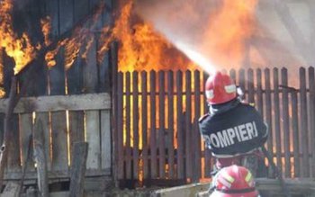 Locuință aprinsă de jarul căzut …