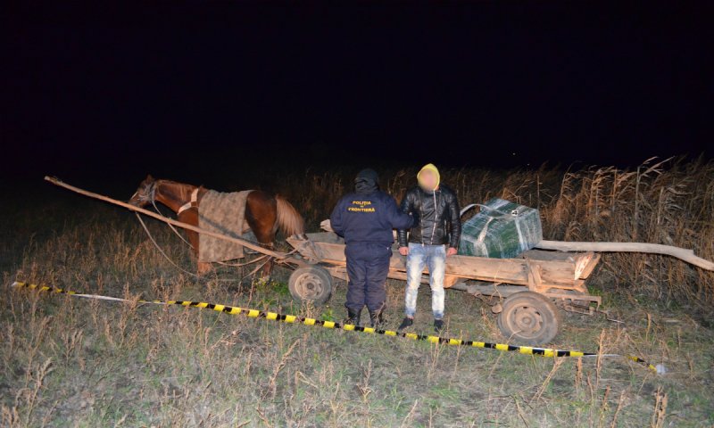 Prins cu căruţa plină cu ţigări de contrabandă - FOTO