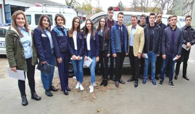 „JOB SHADOW DAY” - Nou prilej de întâlnire a elevilor botoşăneni cu poliţiştii - FOTO