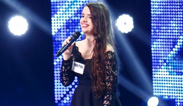 O botoșăneancă pe scena „X Factor”. Tânăra i-a emoționat pe jurați „M-am rugat de părinții mei să îmi cumpere un microfon”