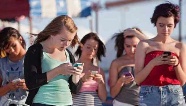 Lovitură pentru adolescenți: accesul la Facebook, cu acordul părinților
