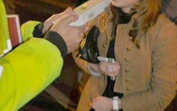 Și femeile beau... Vezi ce …