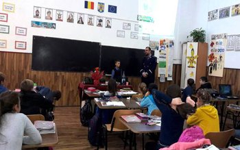 Poliţiştii botoşăneni alături de elevii …