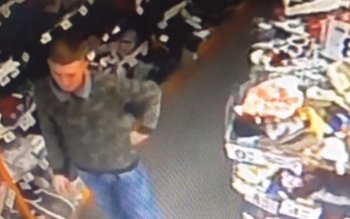 Surprins cum fură un telefon …