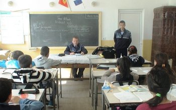 Poliţiştii botoşăneni în mijlocul copiilor. …