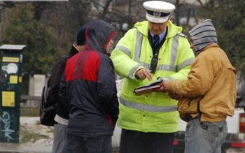 Poliţia face ravagii printre pietoni. …