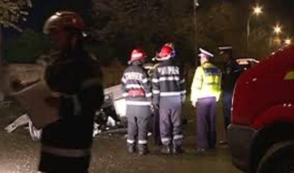 ACCIDENT! Şofer rănit după ce a intrat cu maşina în mai mulţi copaci de pe marginea drumului