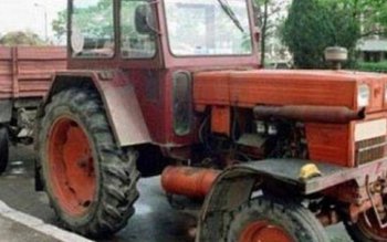 A intrat cu tractorul în …