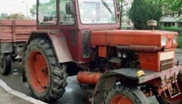 A intrat cu tractorul în mașina unei botoșănence. Bărbatul aflat la volan era băut și nu avea permis de conducere