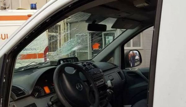 Un echipaj de la Ambulanța Botoșani atacat cu bolovani de rudele unei paciente