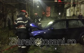 Mașină în făcări într-o parcare …