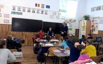 Poliţiştii alături de elevii Școlii …