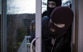 Două persoane reținute în urma …