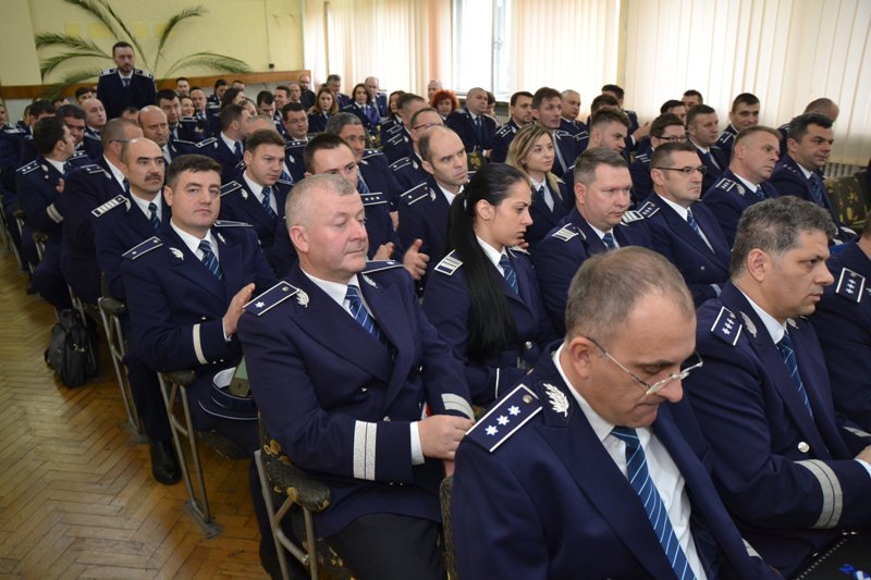 Poliţişti botoşăneni avansaţi înainte de termen, pentru rezultate meritorii în activitate