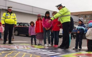 Poliţiştii alături de elevii Școlii …