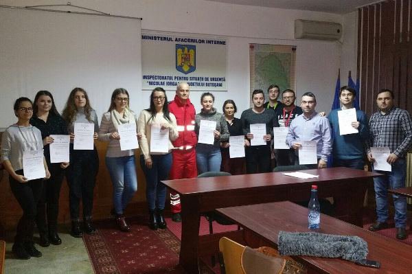 Voluntarii familiarizaţi cu autospecialele, echipamentele şi misiunile ISU Botoşani.