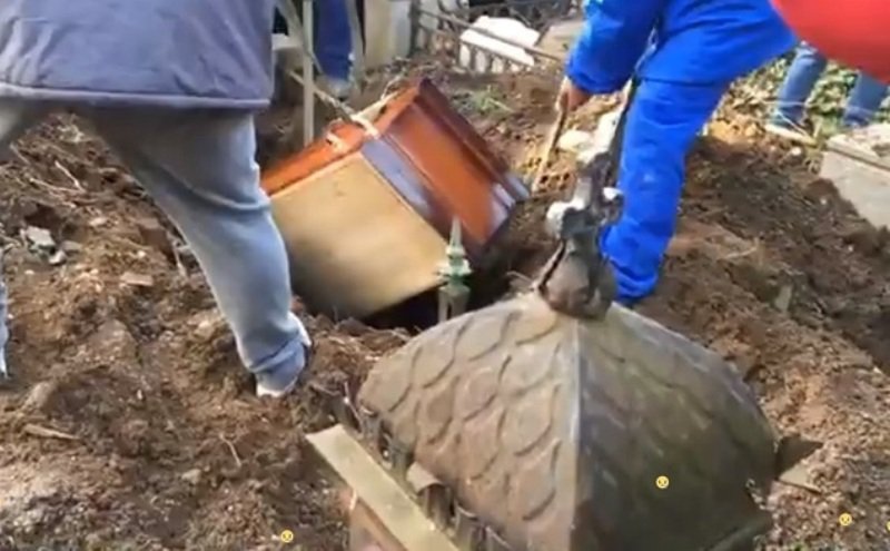 Scene ȘOCANTE la înmormântarea Cristinei Stamate. Lumea, înmărmurită în fața acestor scene!