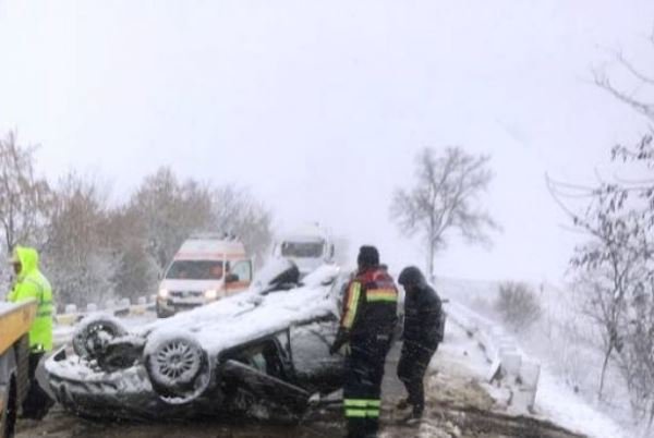 Cisternă împotmolită și mașini ieșite în decor la prima zăpadă din Botoșani