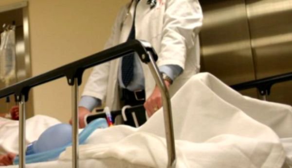 Un tânăr a ajuns în stare gravă la spital după ce şi-a introdus aer comprimat în anus