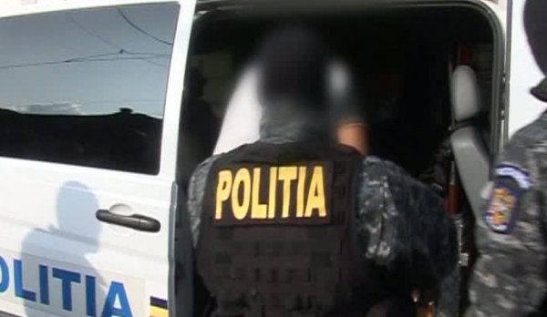 Poliţist din Suceava, atacat cu sabia la percheziţii