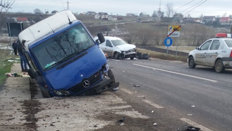 Impact frontal pe drumul Botoșani-Suceava! O persoană a fost rănită şi transportată la spital