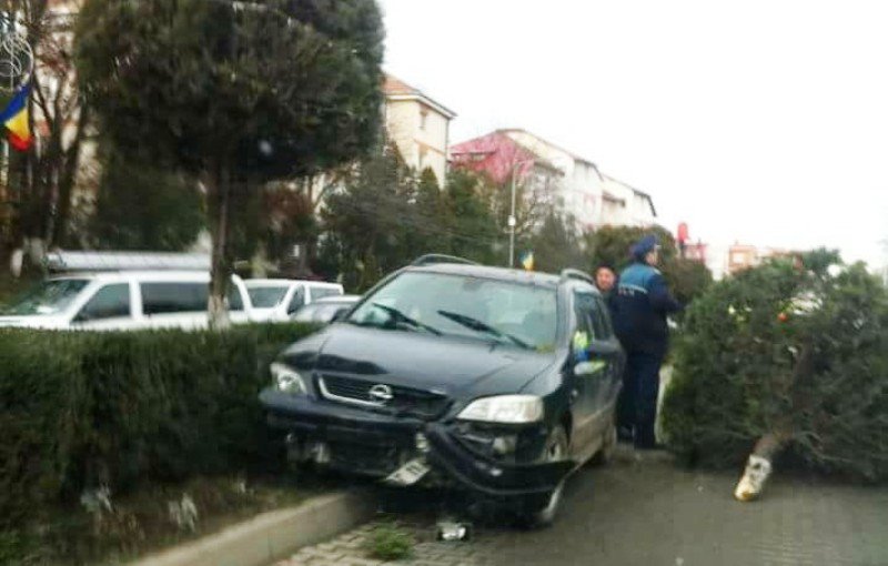 Cascadorie pe șosea! A urcat pe scuar, a rupt un brad şi s-a oprit pe contrasens – FOTO