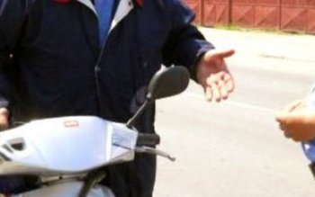 TUPEU! A condus un moped …