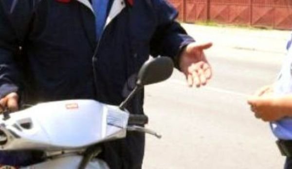 TUPEU! A condus un moped neînmatriculat și fără permis de conducere