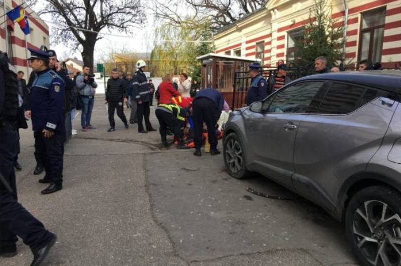 Accident grav. Directoarea unei școli a intrat cu mașina într-un grup de persoane din curtea școlii