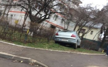 Mașină proiectată în gardul unui …