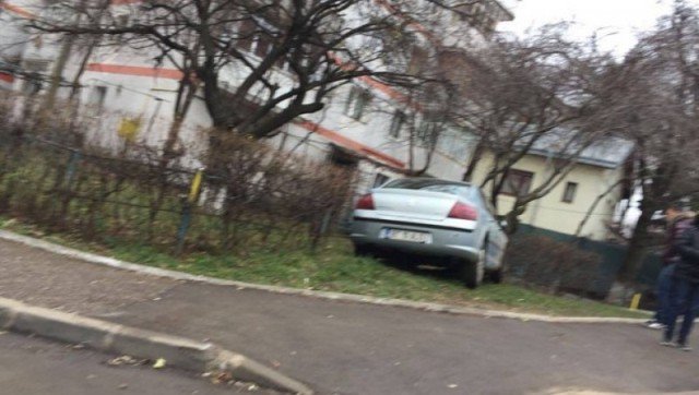 Mașină proiectată în gardul unui imobil după o depășire ratată - FOTO