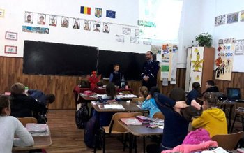 Poliţiştii botoşăneni alături de elevii …