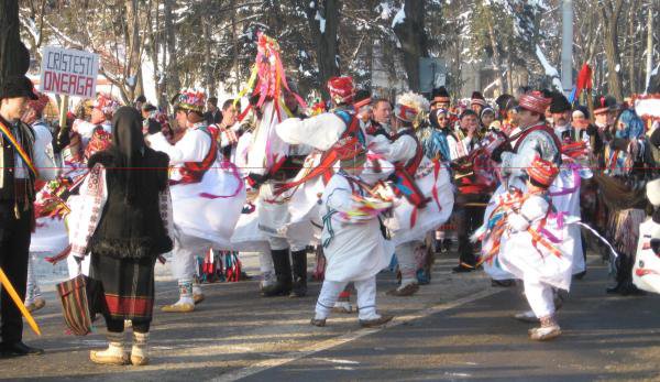 Tradiția se păstrează: Festivalul de datini și obiceiuri de iarnă „Din străbuni, din oameni buni…”