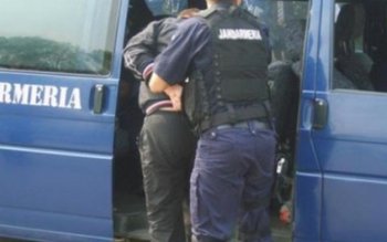 Tineri prinşi cu un televizor …