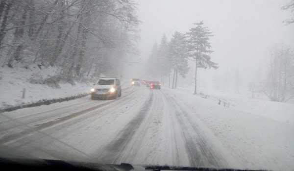 Blocați în nămeți la Sinaia: 15 mașini au rămas înzăpezite din cauza ninsorii abundente