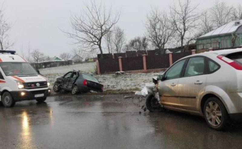 Accident GRAV la ieșirea din Stăuceni: Două mașini distruse și patru persoane rănite - FOTO