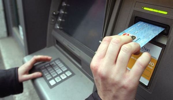 Ei sunt românii care își bagă cardurile de sănătate în bancomat. Ce se întâmplă după e halucinant