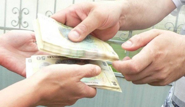 Tânără înșelată prin metoda Şmen, în fața unei case de schimb valutar din Botoșani