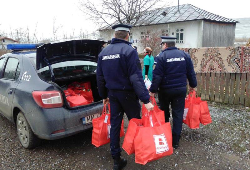 Cadouri de la jandarmi pentru copiii din trei familii botoșănene - FOTO