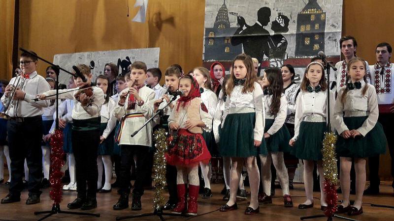 Liceul de Artă Botoșani şi-a demonstrat încă o dată virtuozitatea cu care poate fi trăită bucuria Crăciunului - FOTO