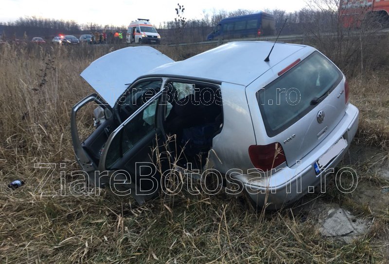 Viteza face ravagii! Un tânăr de 19 ani s-a răsturnat cu mașina într-o râpă după ce a rupt un parapet – FOTO