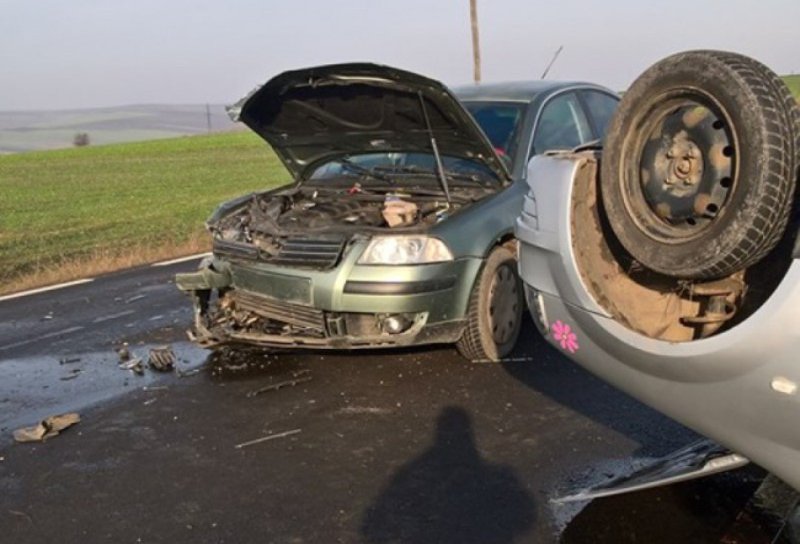 Accident pe drumul Botoşani-Săveni! Două mașini s-au ciocnit, apoi una s-a răsturnat - FOTO