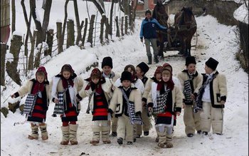 Cu uratul prin comună! Datini …