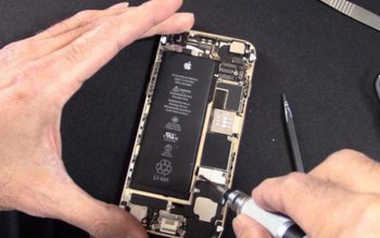 Surpriză! Un băiat în vârstă …