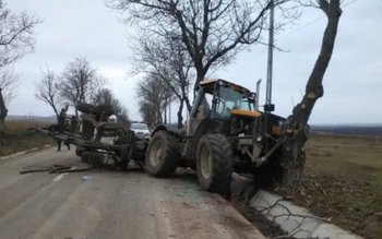 Din tractor, în copac: Accident …