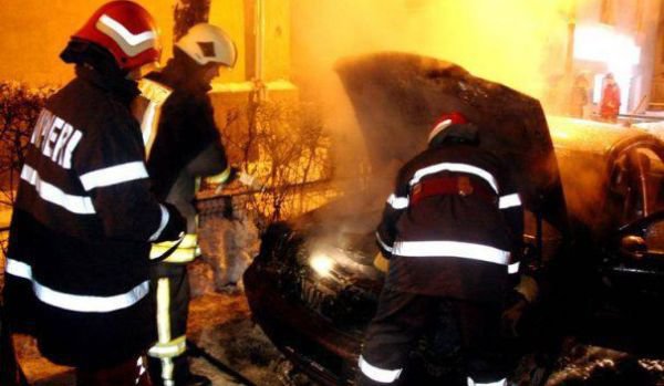 FOC PUS INTENŢIONAT – Un dorohoian s-a trezit cu mașina incendiată în parcarea din fața blocului