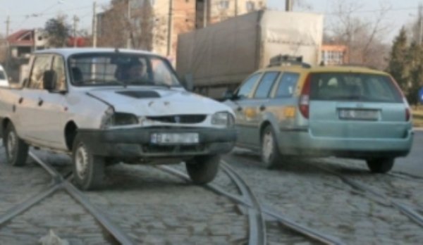 Invazie de rable pe şosele ţării: Eliminarea timbrului de mediu a dus la o explozie a importului de autoturisme second hand